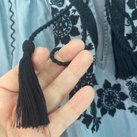 Size 2X Crown&Ivy chambray top, scoop neck with navy tie and embroidery BOHO! - Picture 4 of 8